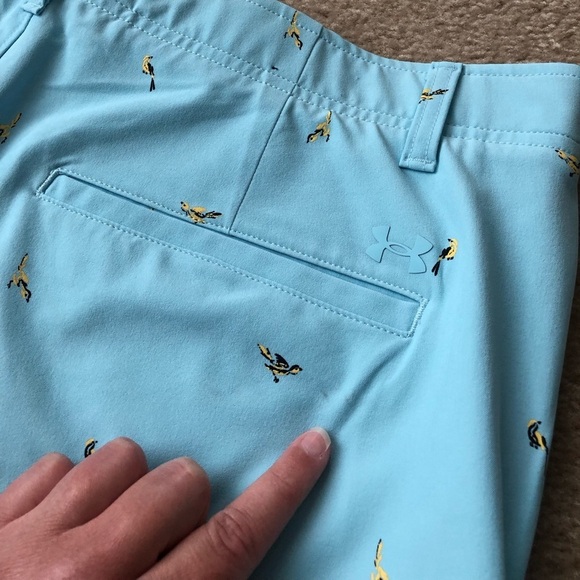 Under Armour Men’s 38 Golf Printed Storm Shorts in Light Blue w/Yellow Birds - Picture 13 of 14